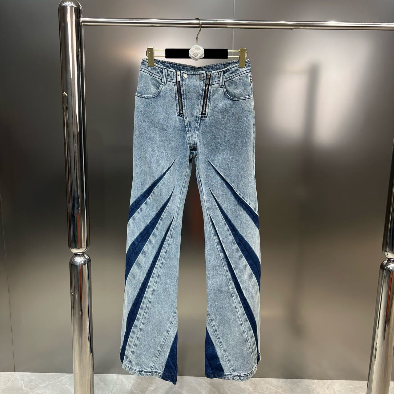 Jeans svasati con doppia zip e inserto con freccette