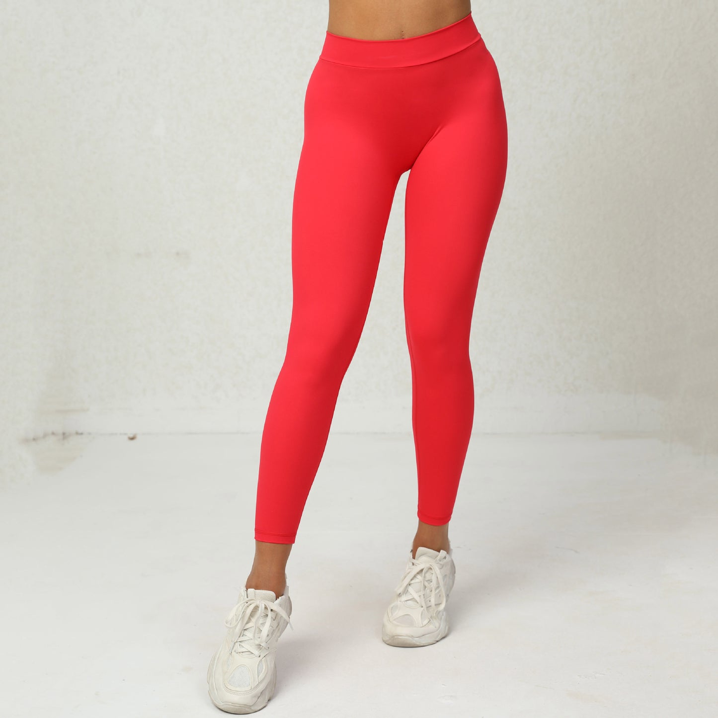 Einfarbige Leggings mit V-Ausschnitt und Po-Lift-Naht 