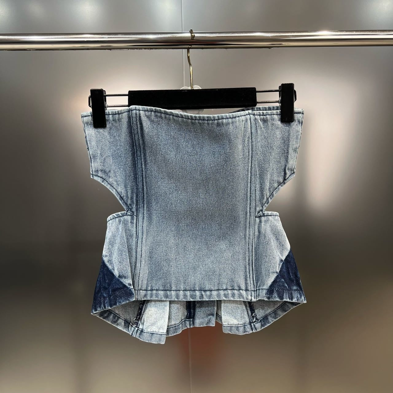 Jeans svasati con doppia zip e inserto con freccette