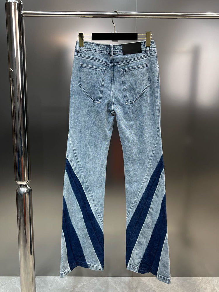 Jeans svasati con doppia zip e inserto con freccette