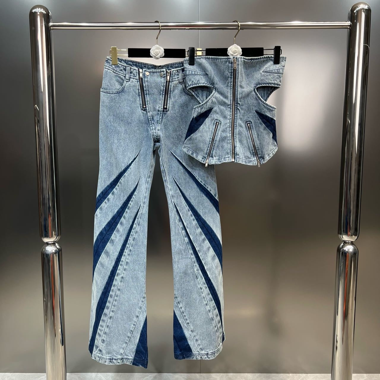 Jeans a zampa con doppia cerniera e inserto a freccia