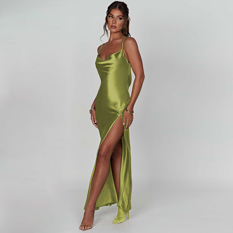 Rückenfreies, gerafftes Spitzenkleid aus Satin mit Schlitz