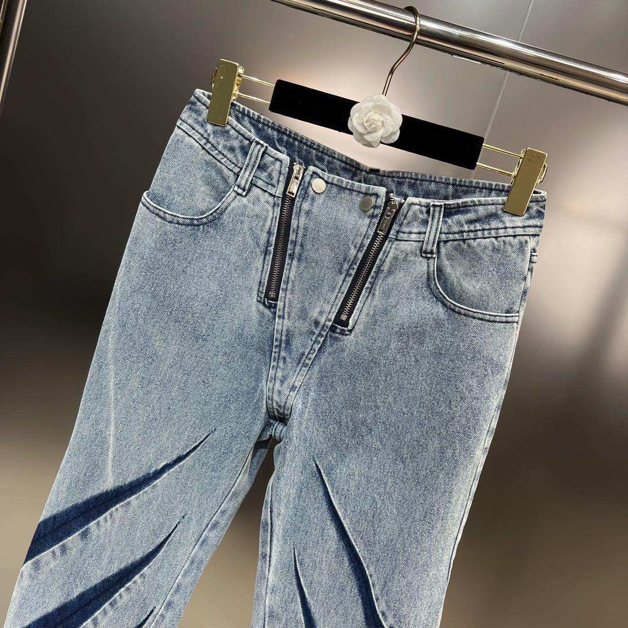 Jeans svasati con doppia zip e inserto con freccette